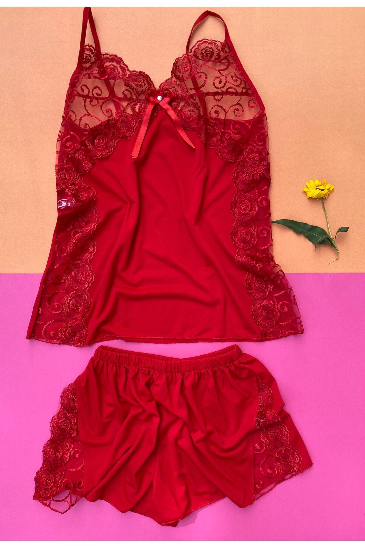 VicTroy-Spitzen-Nachthemd-Set aus Viskose-Stoff in roter Farbe mit transparenten Seiten 3