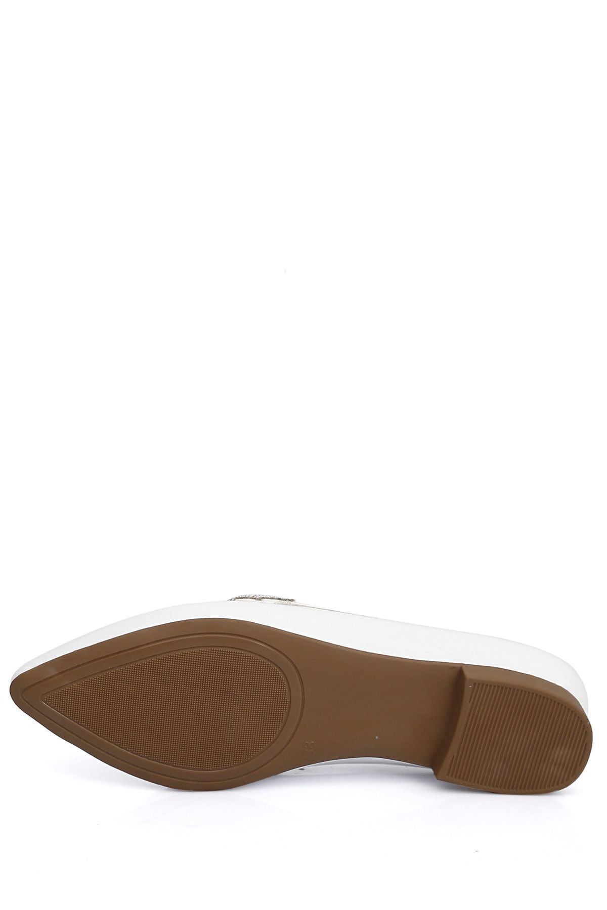 GÖNDERİ(R)-Weiße Ballerinas aus Lackleder mit spitzer Zehenpartie und kurzem, dickem Absatz in Steinoptik für Damen 35309 7