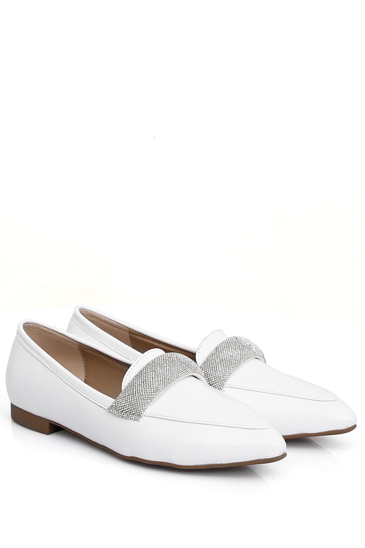 GÖNDERİ(R)-Weiße Ballerinas aus Lackleder mit spitzer Zehenpartie und kurzem, dickem Absatz in Steinoptik für Damen 35309 2