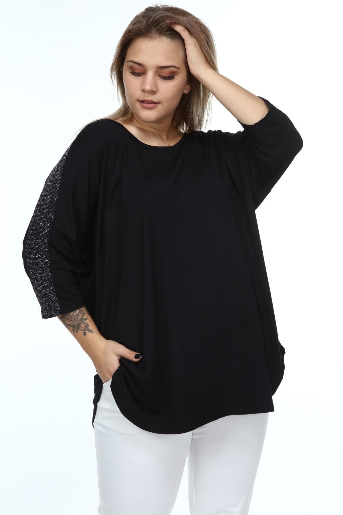 la femme est un t shirt noir avec un bras de troie