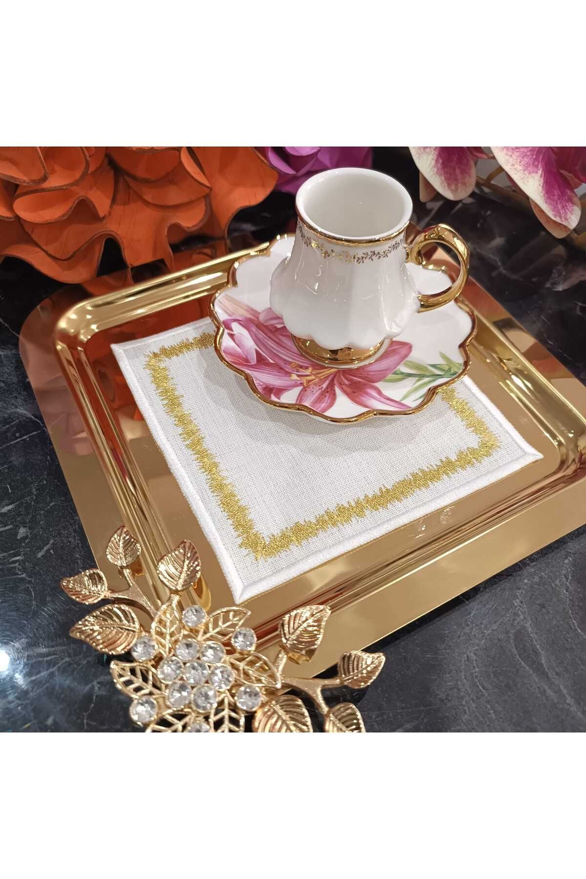 Gold simli sigzak desenli kahve yanı peçetesi, kokteyl peçete, sunum peçetesi 6 adettir.