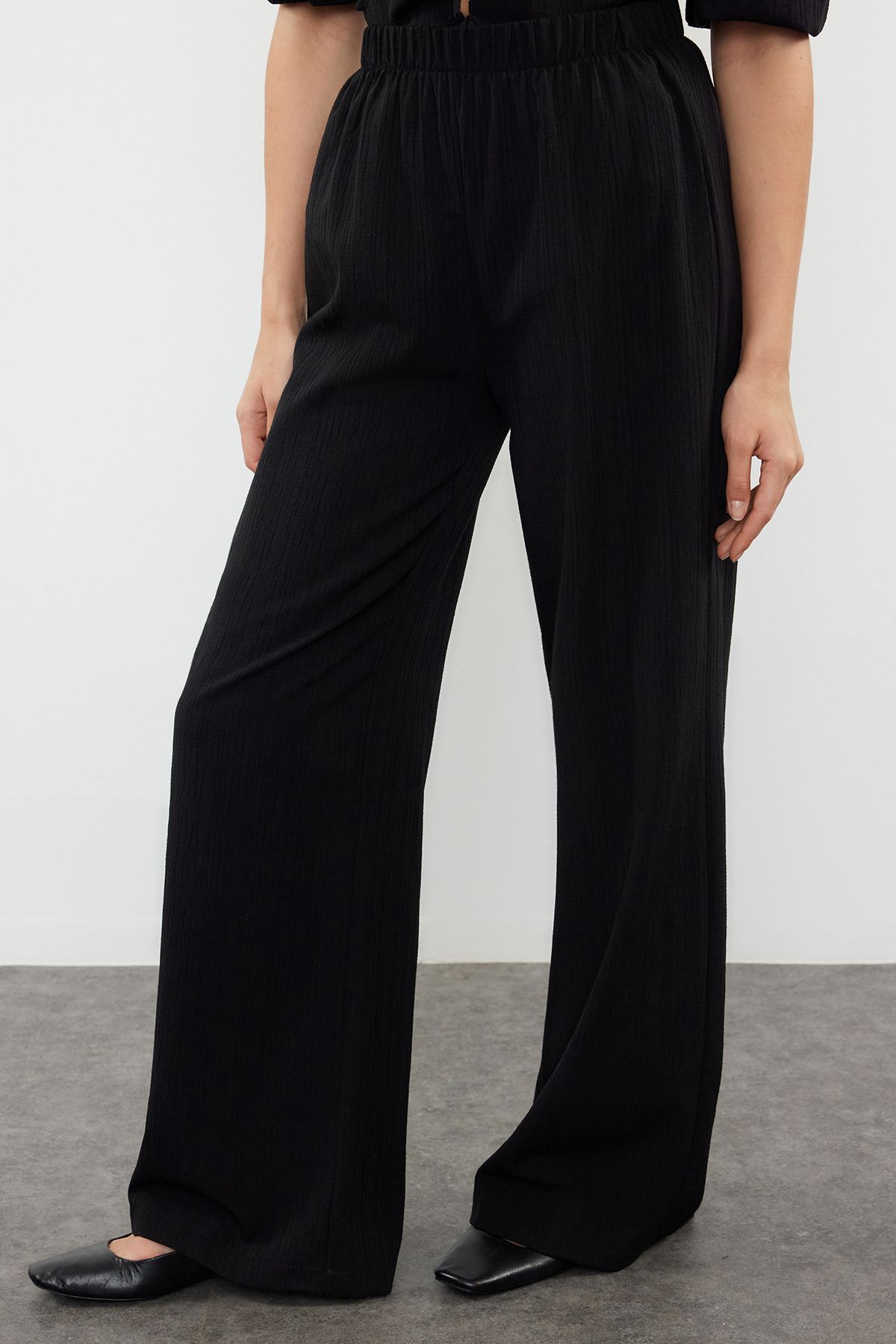 Trendyol Collection-Black Textured Fabric Lacing Detailed Balloon Sleeve Woven Blouse-Pants Set Twoss24Au00143 4