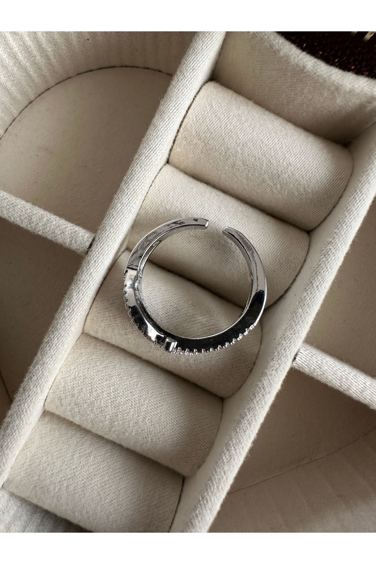 ringbox-Silver Colored Jewelled Curved Ring 3