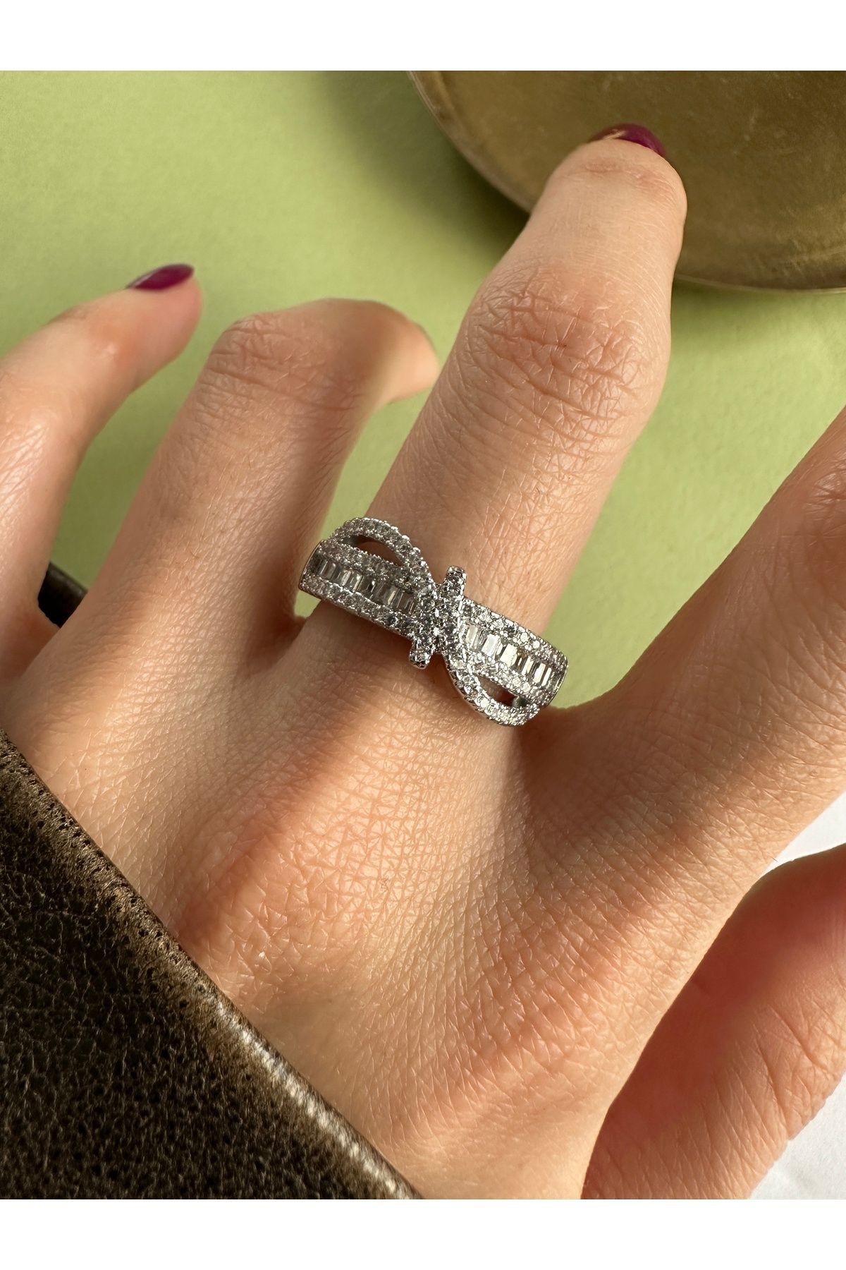 ringbox-Silver Colored Jewelled Curved Ring 4