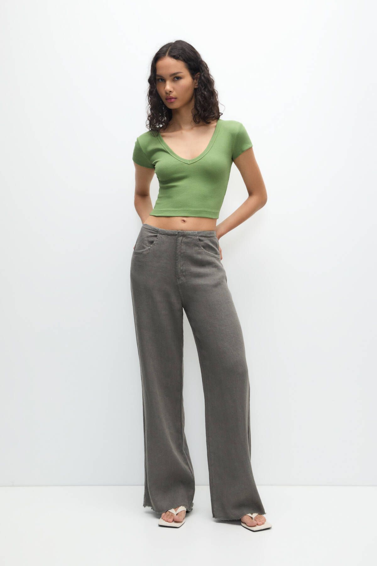 Pull Bear V yaka crop fit t shirt Fiyat Yorumlar Trendyol