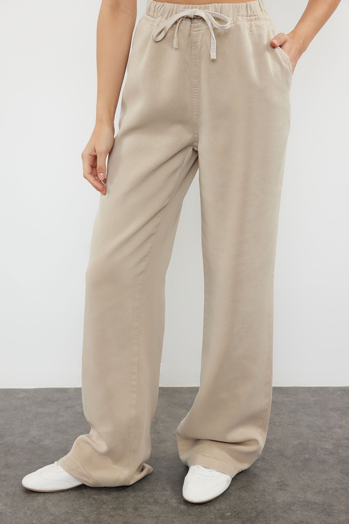 Trendyol Collection-Beigefarbene elastische Jeans mit hoher Taille – 100 % Tencel ™ , Nachhaltiges TWOSS24JE00203 3