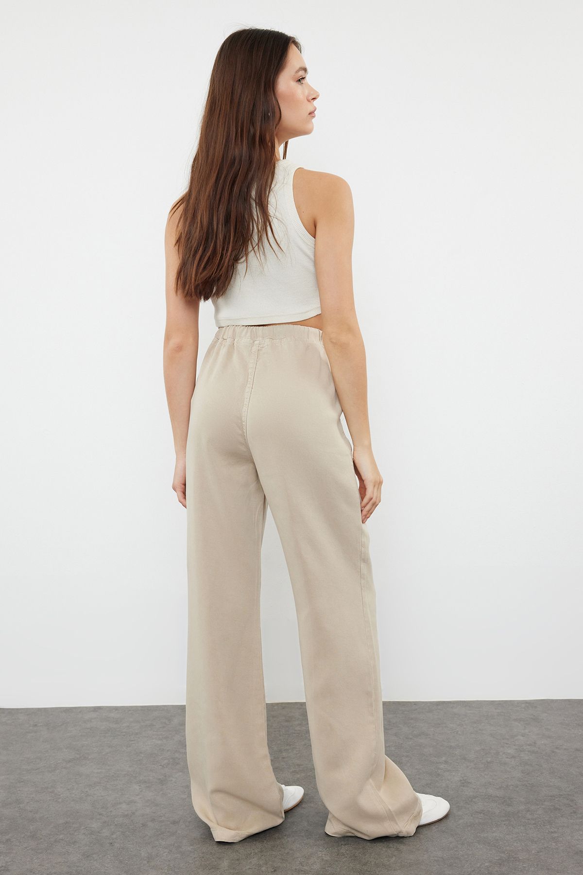 Trendyol Collection-Beigefarbene elastische Jeans mit hoher Taille – 100 % Tencel ™ , Nachhaltiges TWOSS24JE00203 5