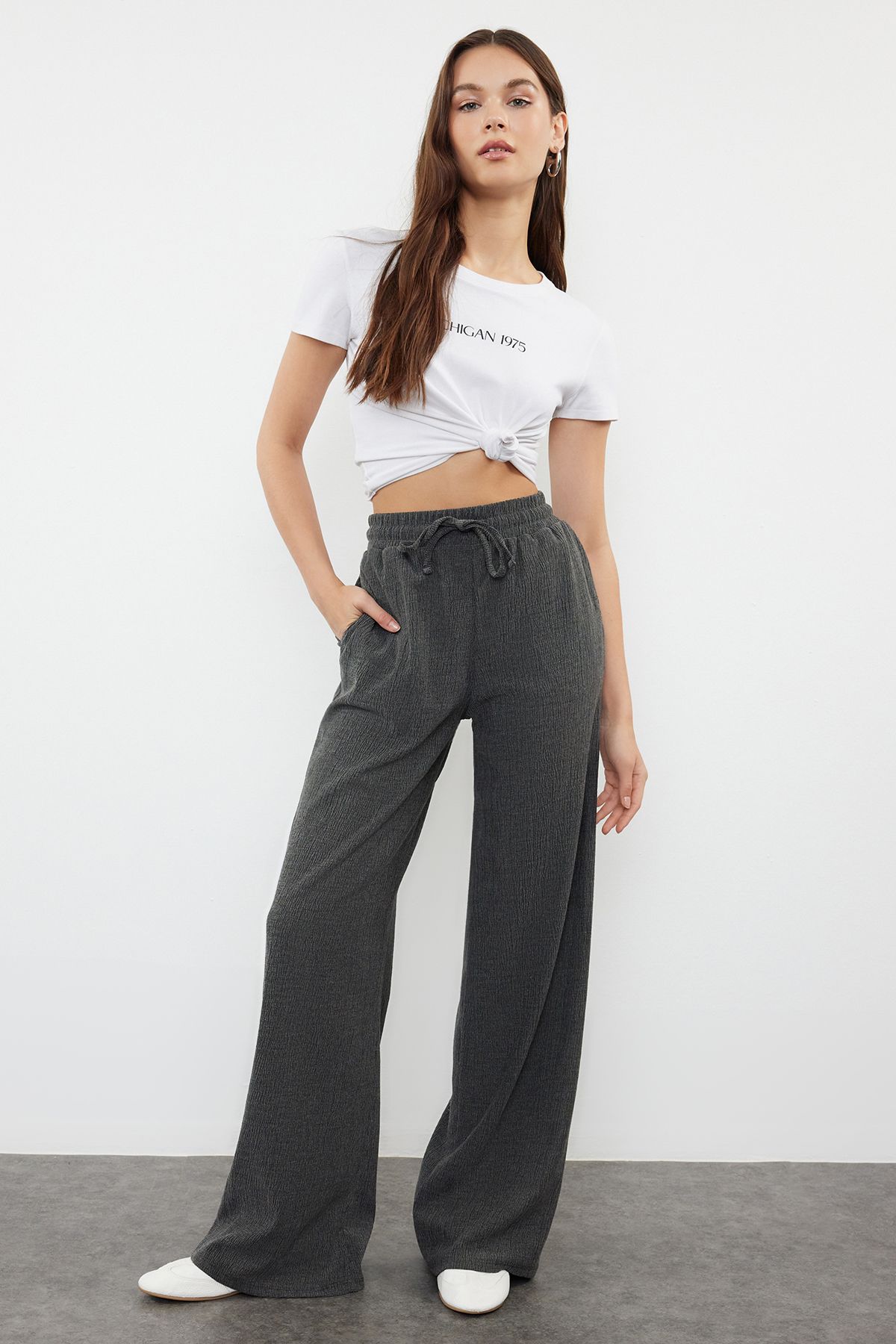 Trendyol Collection Hochwertige, anthrazitfarbene, dehnbare Strickhose mit weitem Bein TWOSS24PL00054