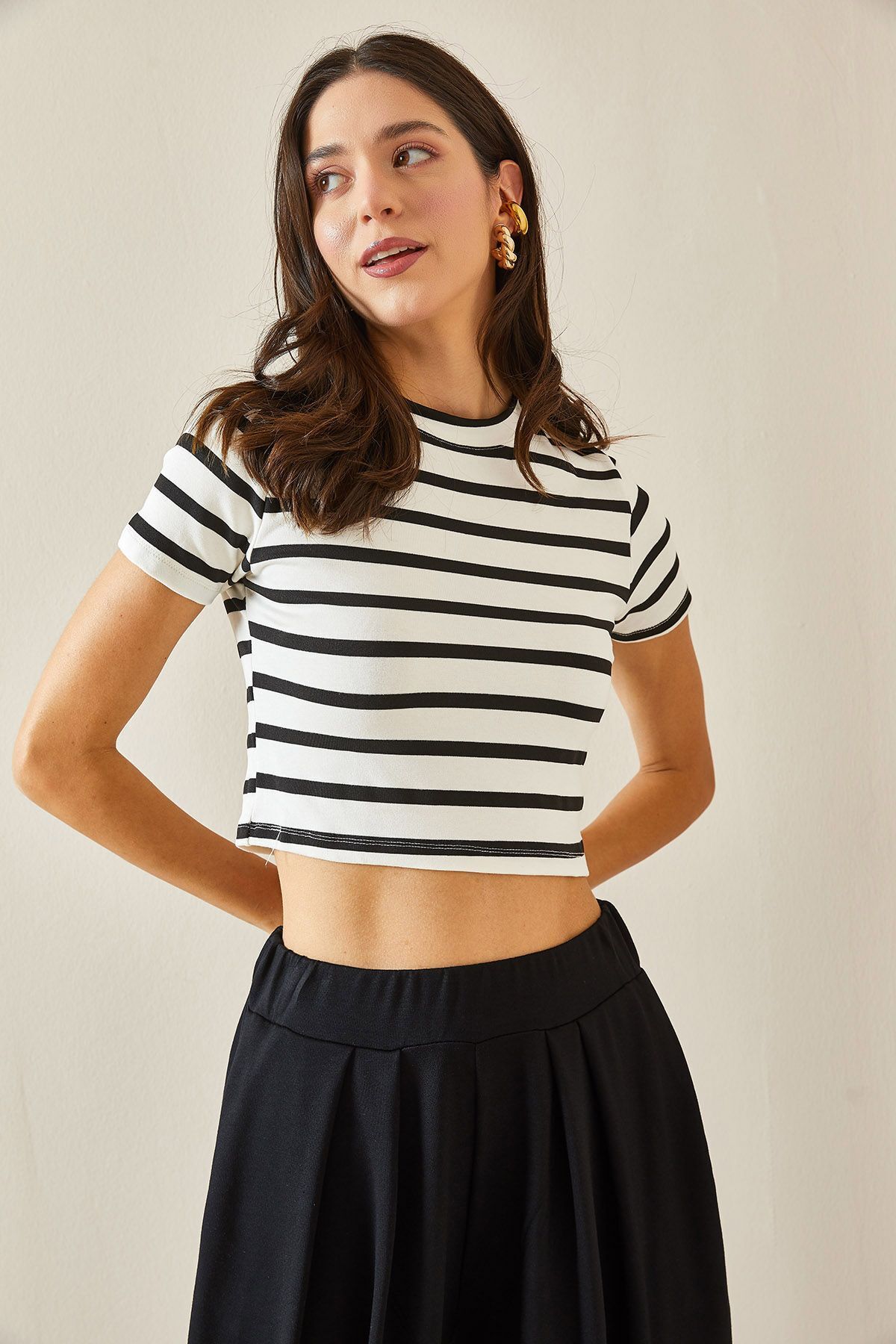 XHAN-Černé pruhované tričko Crew Neck Crop – 5YXK1-48698-02 4