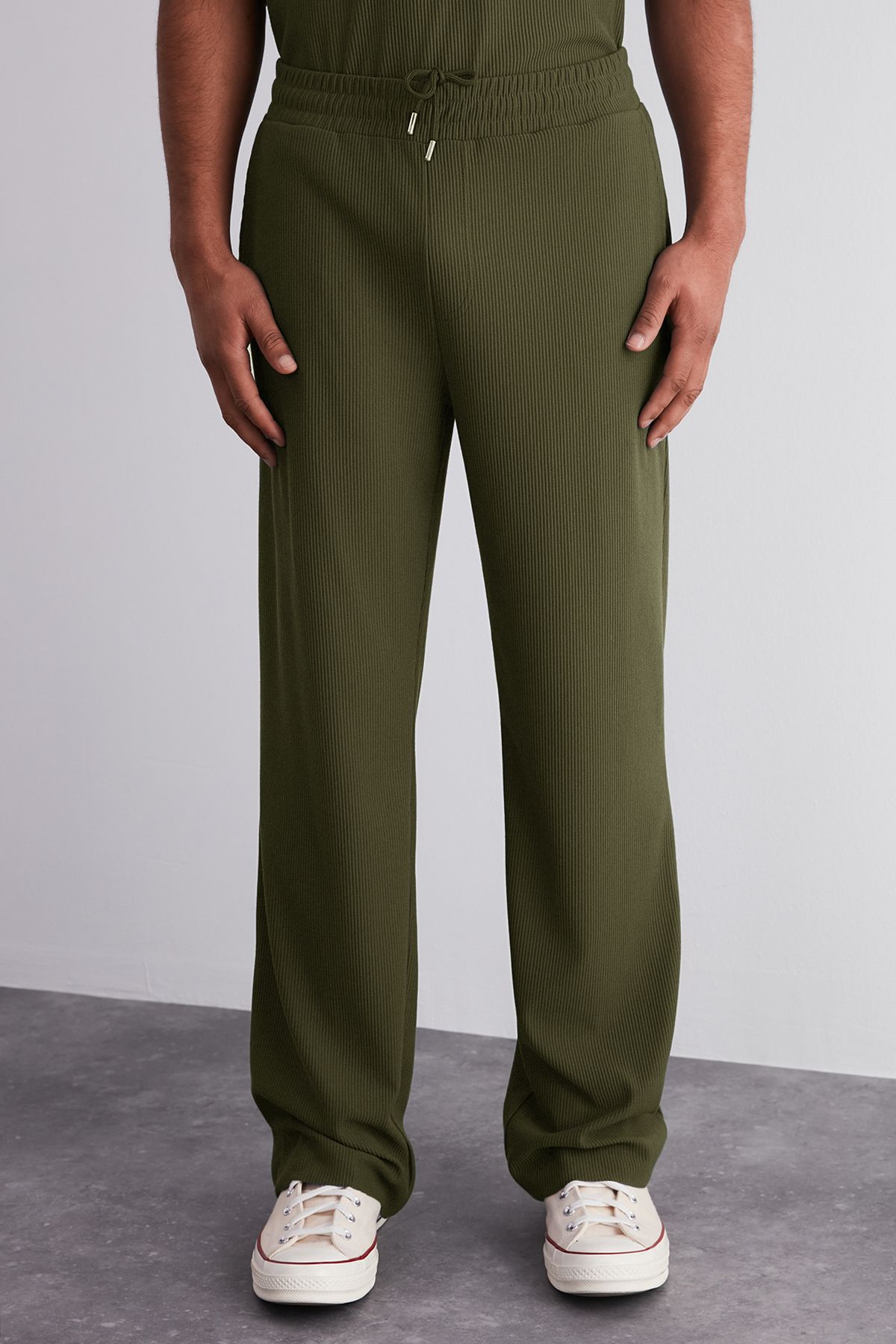 Trendyol Collection-Einteilige, knitterfreie Khaki-Jogginghose in limitierter Auflage – weites Bein, verstecktes Kabel TMNSS23EA00013 1