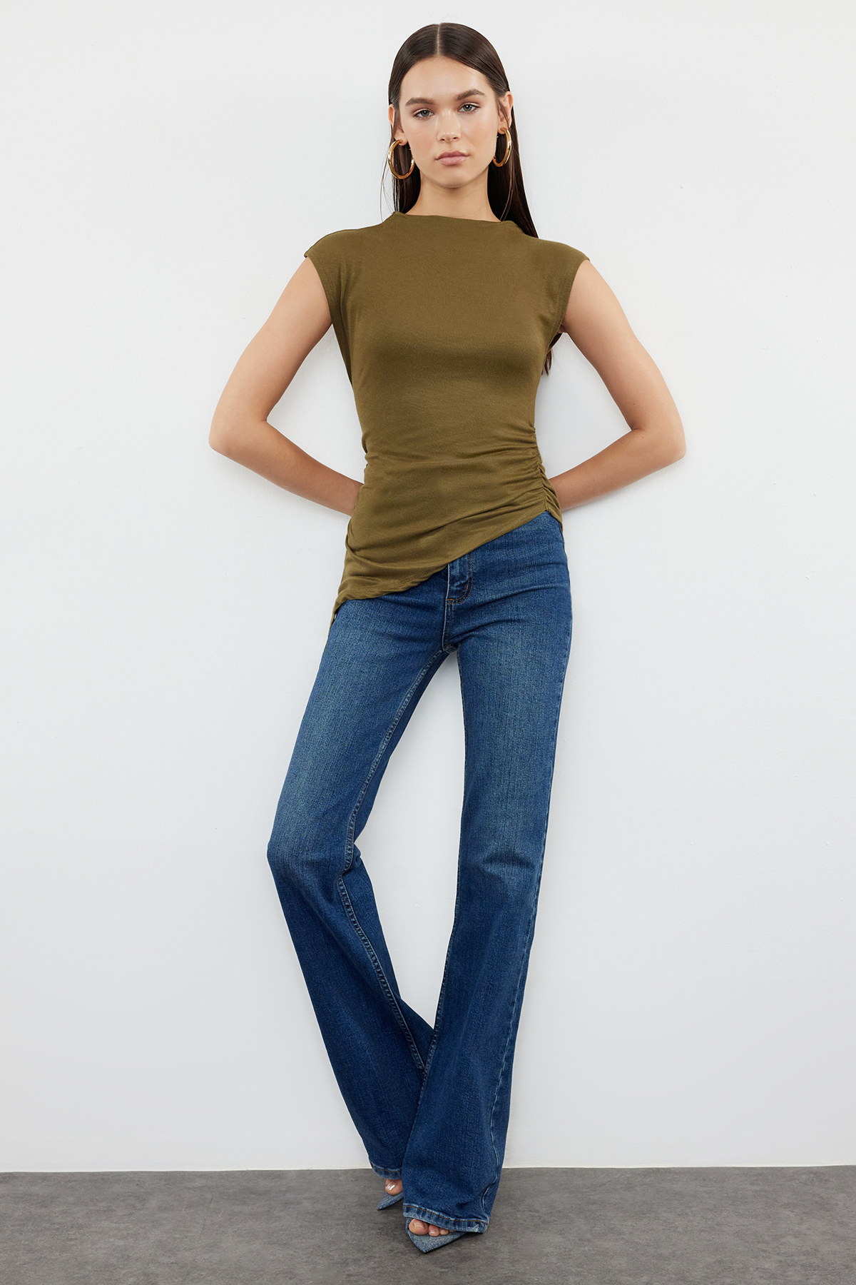 Trendyolmilla  Haki Dik Yaka Büzgü/Drape Detaylı Fitted/Vücuda Oturan Asimetrik Örme Bluz TWOSS24BZ00534 - Görsel 2