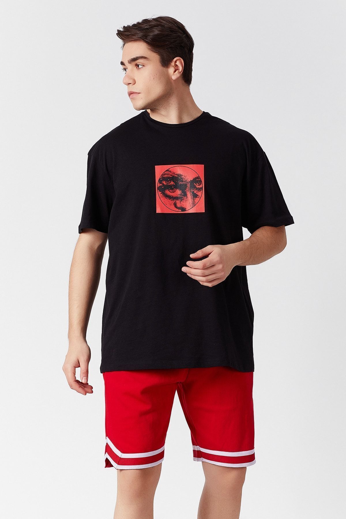 Kırmızı Yandan Cepli Paçası Şeritli Nakışlı Şort | ME21W640007