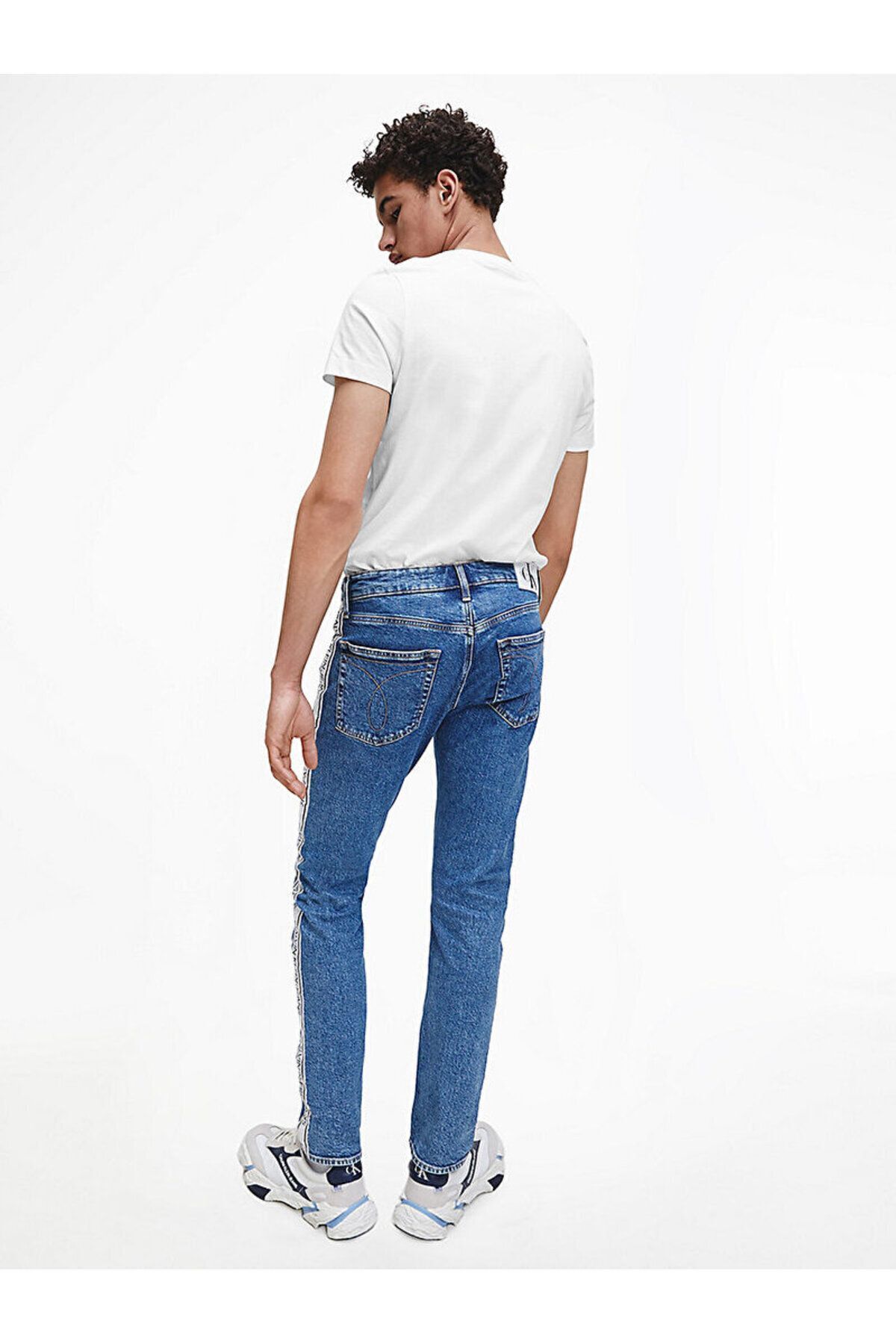 تی شرت سفید مردانه آرم گلدوزی پنبه ارگانیک باریک و دوچرخه آستین کوتاه J30J Calvin Klein