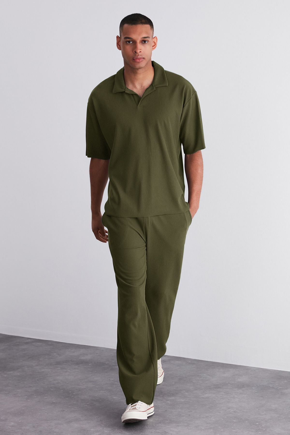 Trendyol Collection-Einteilige, knitterfreie Khaki-Jogginghose in limitierter Auflage – weites Bein, verstecktes Kabel TMNSS23EA00013 5