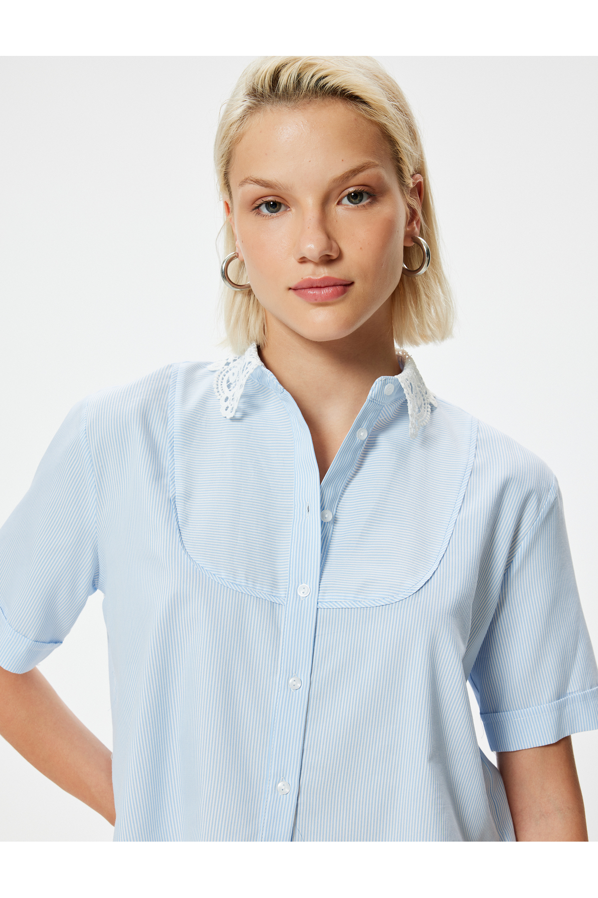 پیراهن آستین کوتاه با جزئیات یقه توری