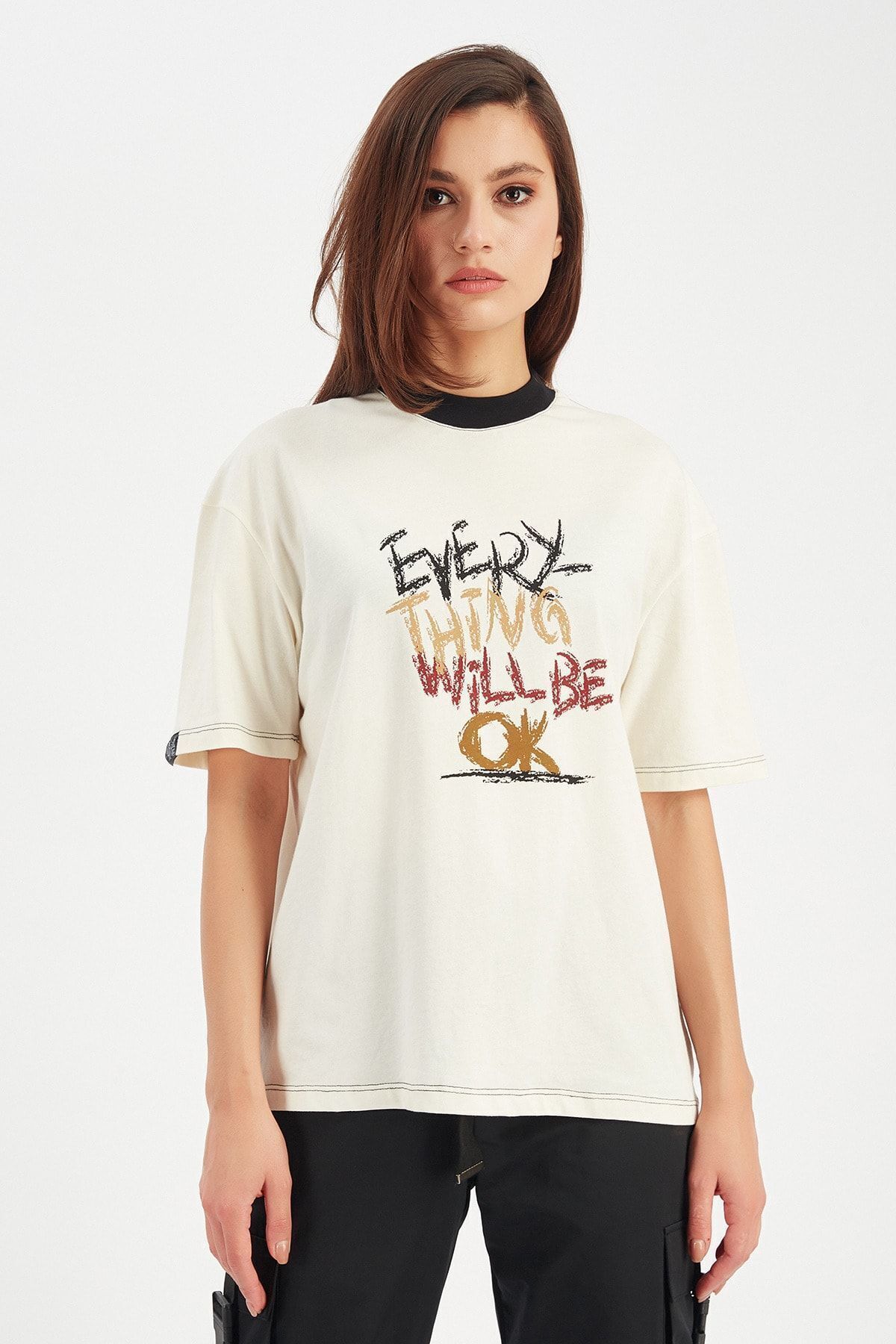 Ekru Kadın Baskılı Dik Yaka T-Shirt | MK21W265169