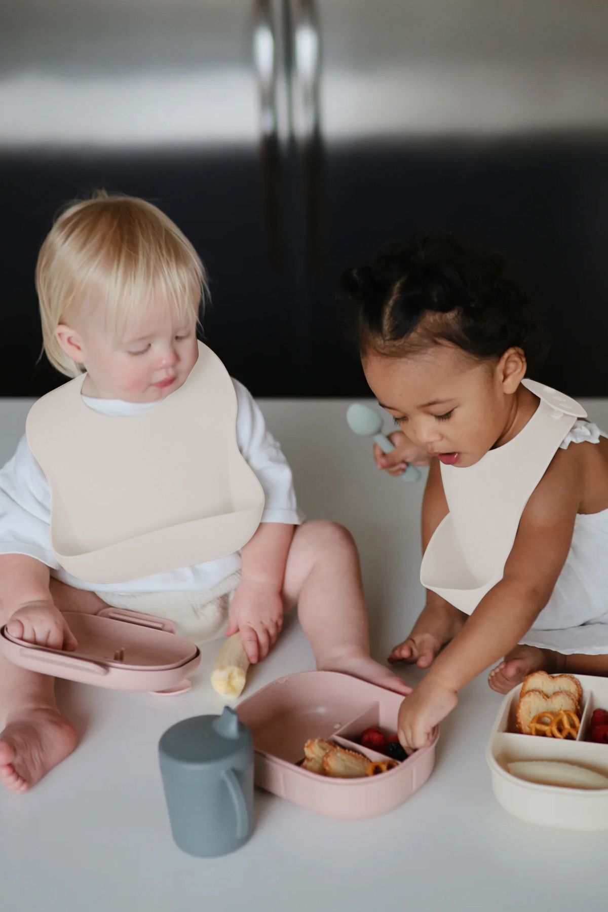 Meleni Baby Mega Boy Silikon Mama Önlüğü - Çift Kilitli Ayarlanabilir Bebek Mama Önlüğü - Bej fotoğrafı 5 (önizleme)