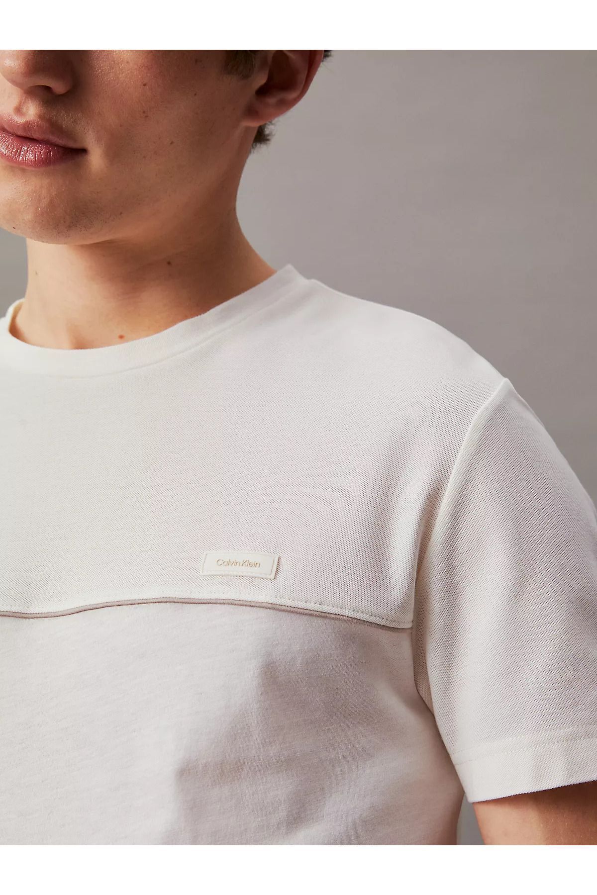 تی شرت سفید مردانه آستین کوتاه یقه بافندگی روزانه K10K112516 yah Calvin Klein