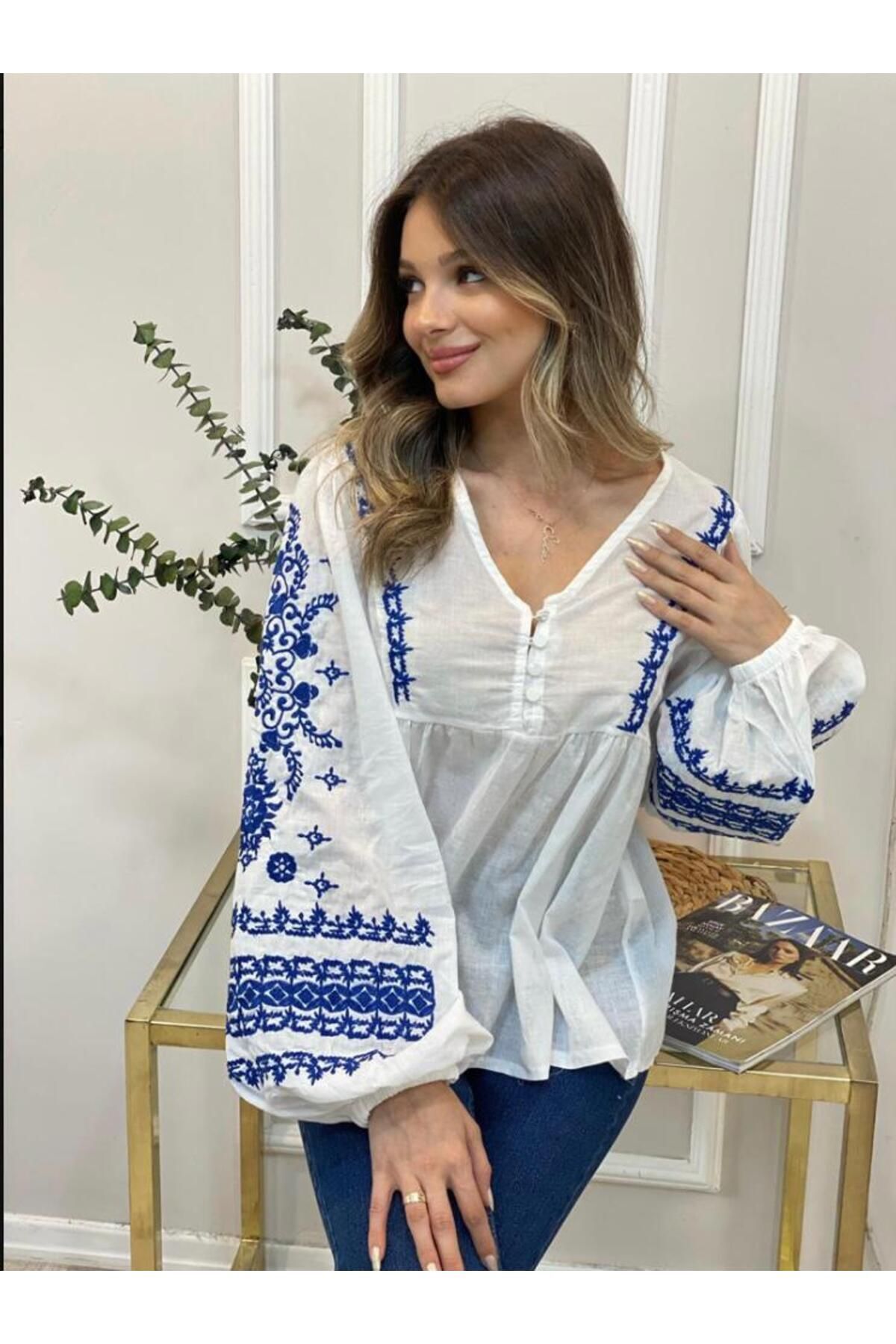 Tasarım önü düğmeli kolları mavi nakışlı bluz - beyaz mavi