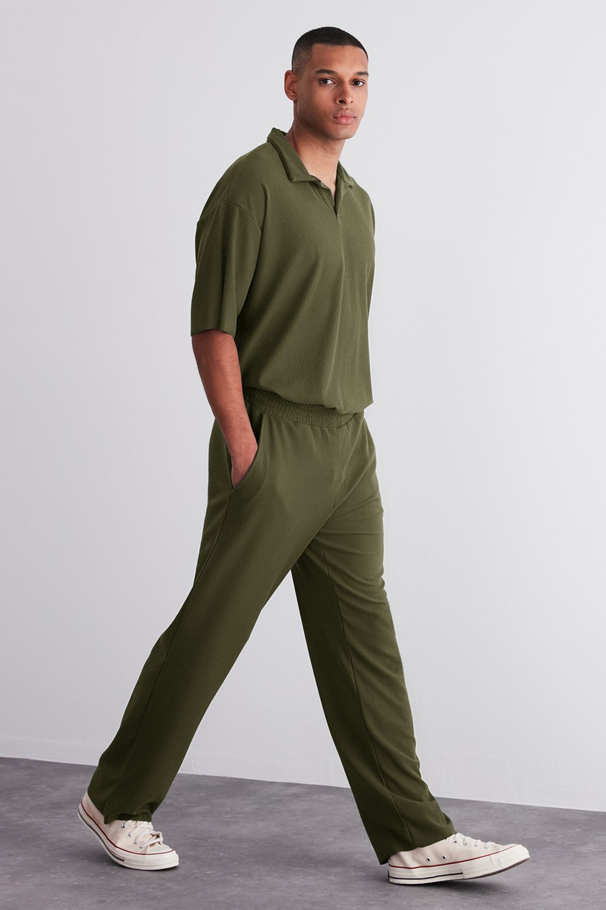 Trendyol Collection-Einteilige, knitterfreie Khaki-Jogginghose in limitierter Auflage – weites Bein, verstecktes Kabel TMNSS23EA00013 6
