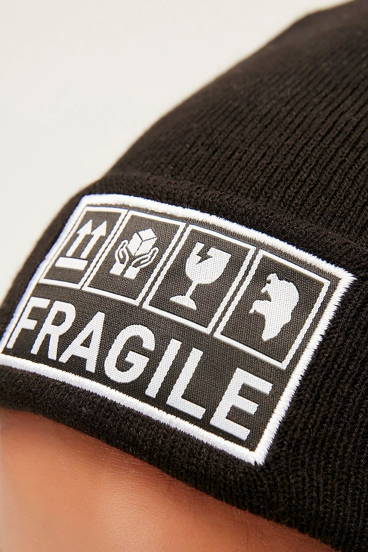 کلاه بافتنی مشکی Fragile