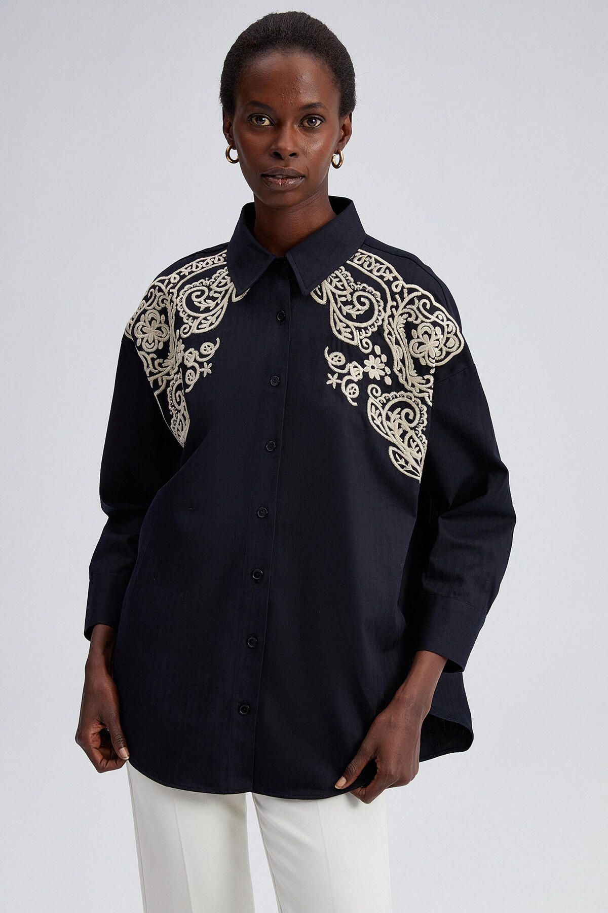 chemise surpiquée brodée sur le devant