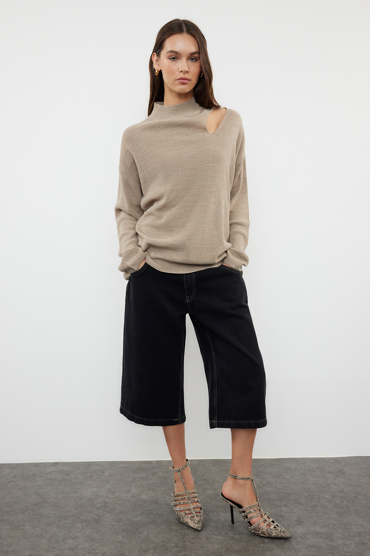 Trendyolmilla  Vizon Geniş Kalıp Pencere/Cut Out Triko Kazak TWOAW24KZ00342 - Görsel 2