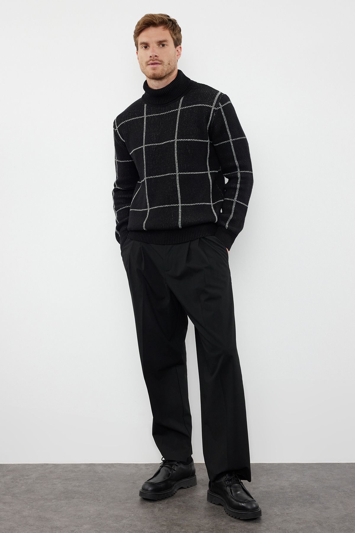 Trendyol Collection-Rollkragenpullover in Schwarz – Slim Fit, Wollkaro TMNAW21KZ0398 2