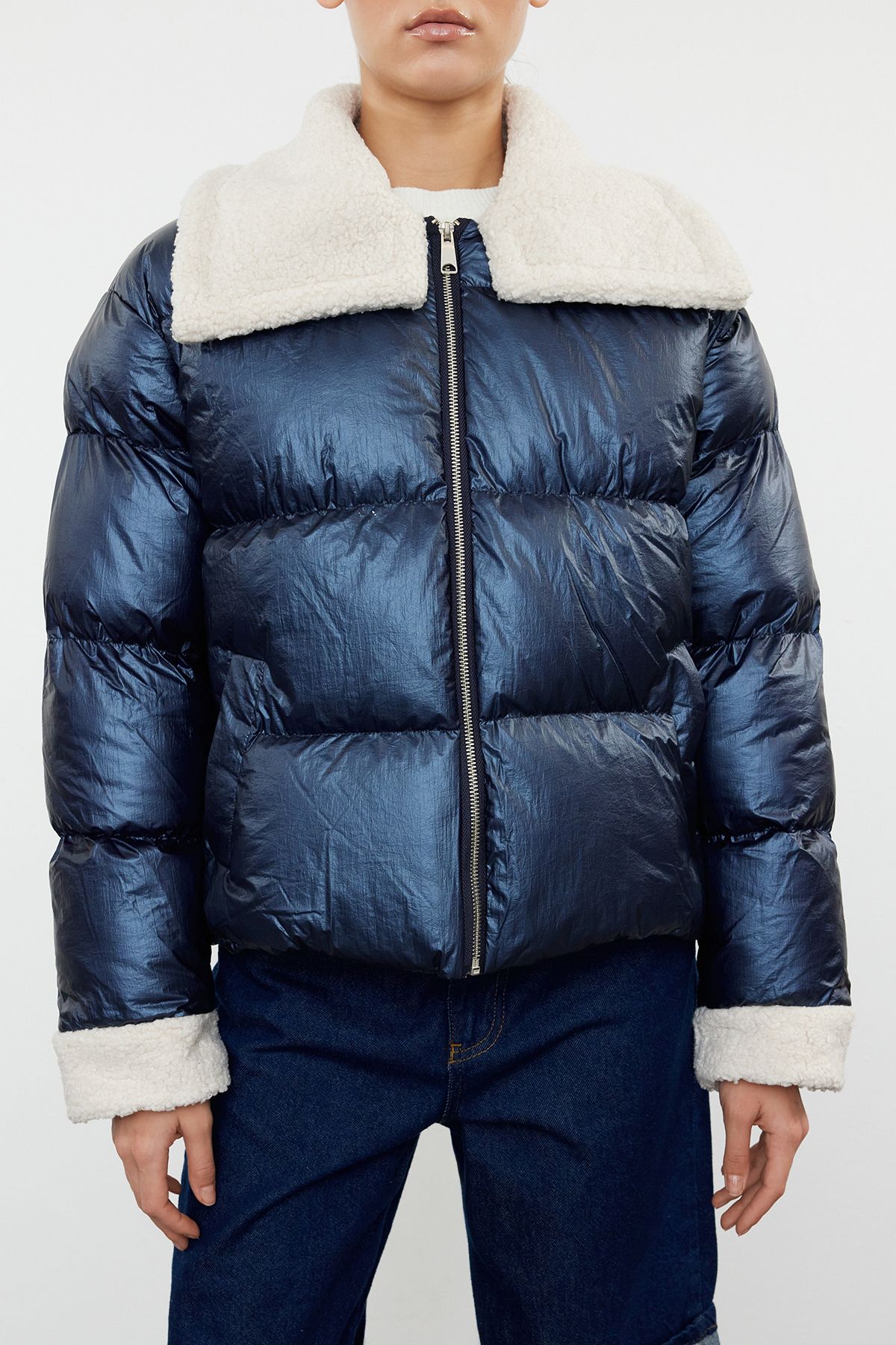 Trendyol Collection-Palton puf albastru bleumarin strălucitor - cu guler de pluș și detaliu curea, hidrofug TWOAW25MO00062 3