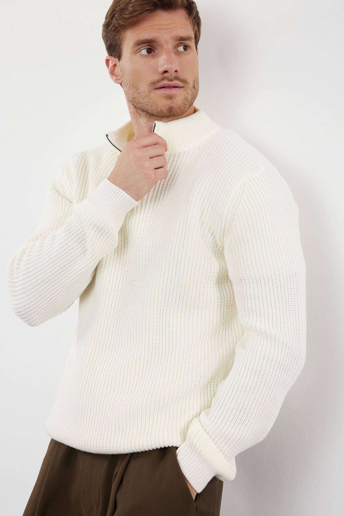 Trendyol Collection-Екрю ежедневен двоен пуловер с висока яка - Tmnaw22Kz1908 2