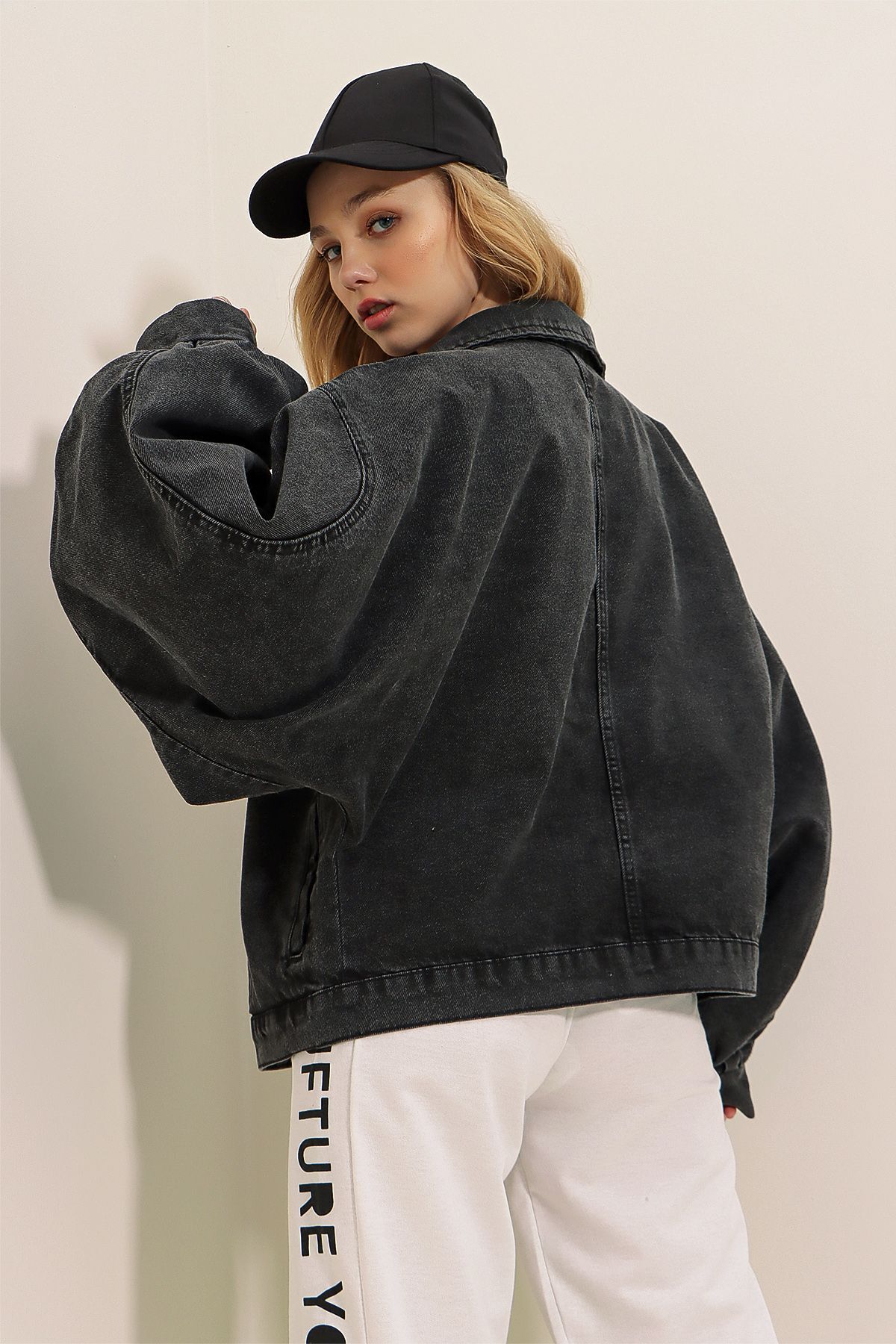 Trend Alaçatı Stili  Kadın Siyah Çift Cepli Balon Kollu Jean Ceket Alc-X8010 - Görsel 5