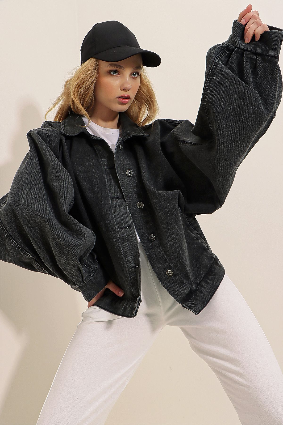 Trend Alaçatı Stili  Kadın Siyah Çift Cepli Balon Kollu Jean Ceket Alc-X8010 - Görsel 4