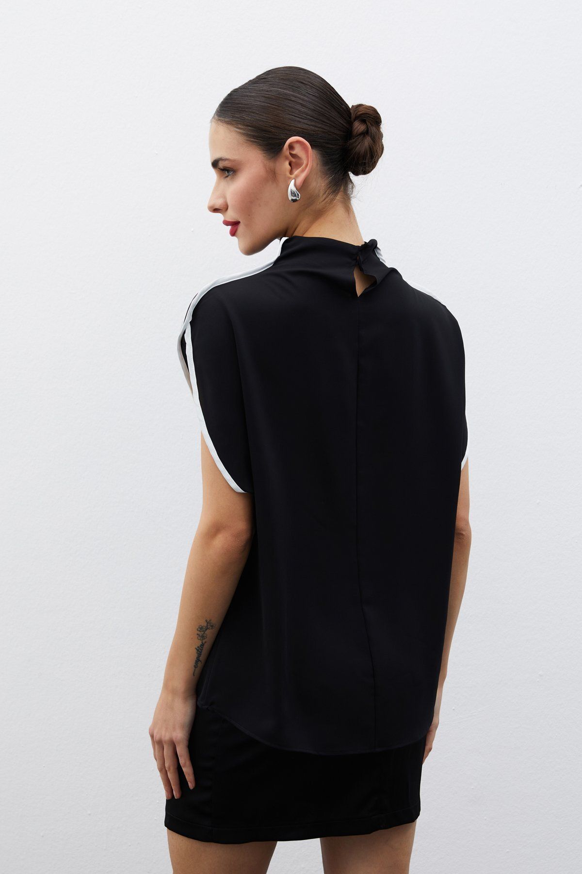 Sateen-Black High-Rise Contrast Blouse 4