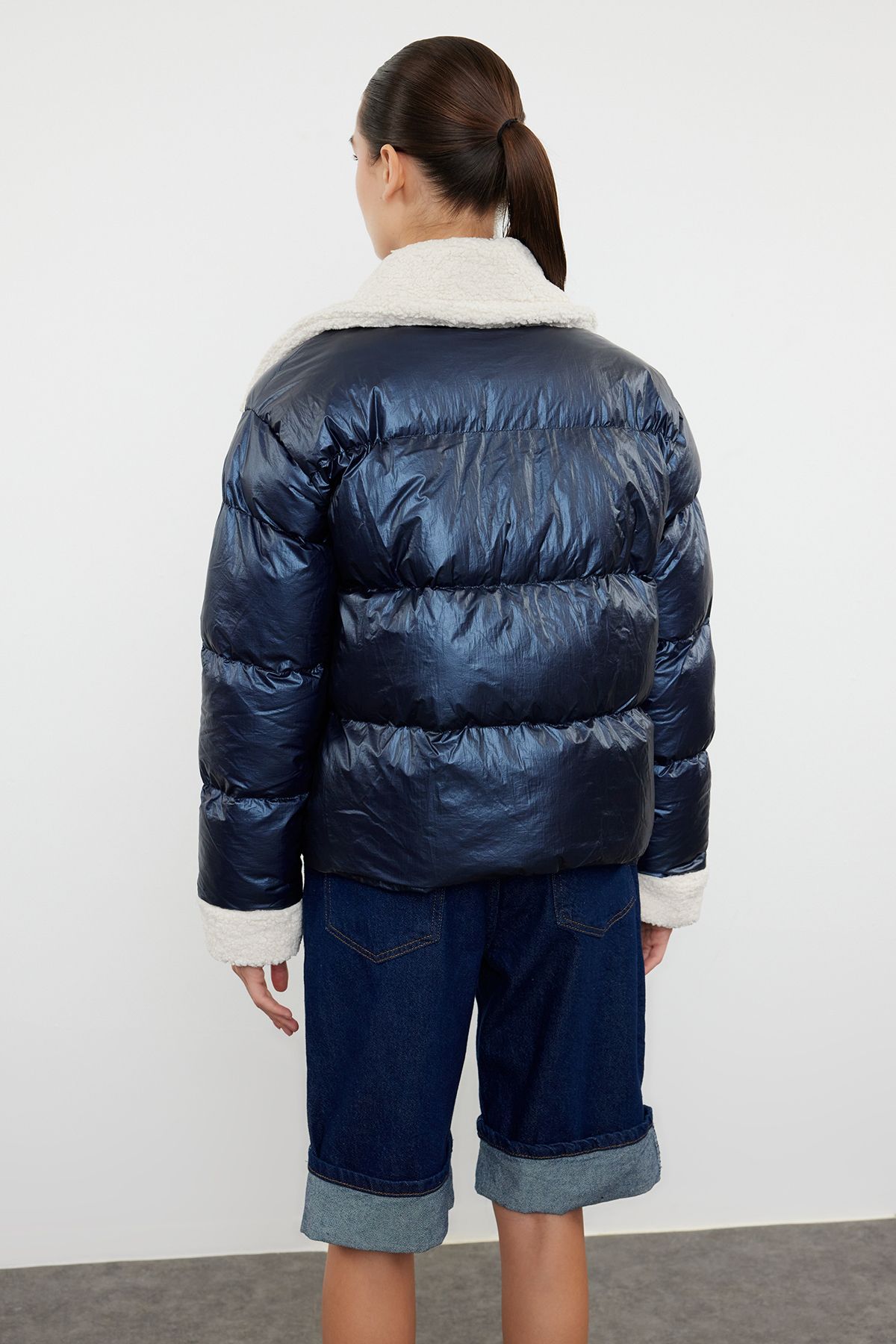 Trendyol Collection-Palton puf albastru bleumarin strălucitor - cu guler de pluș și detaliu curea, hidrofug TWOAW25MO00062 5