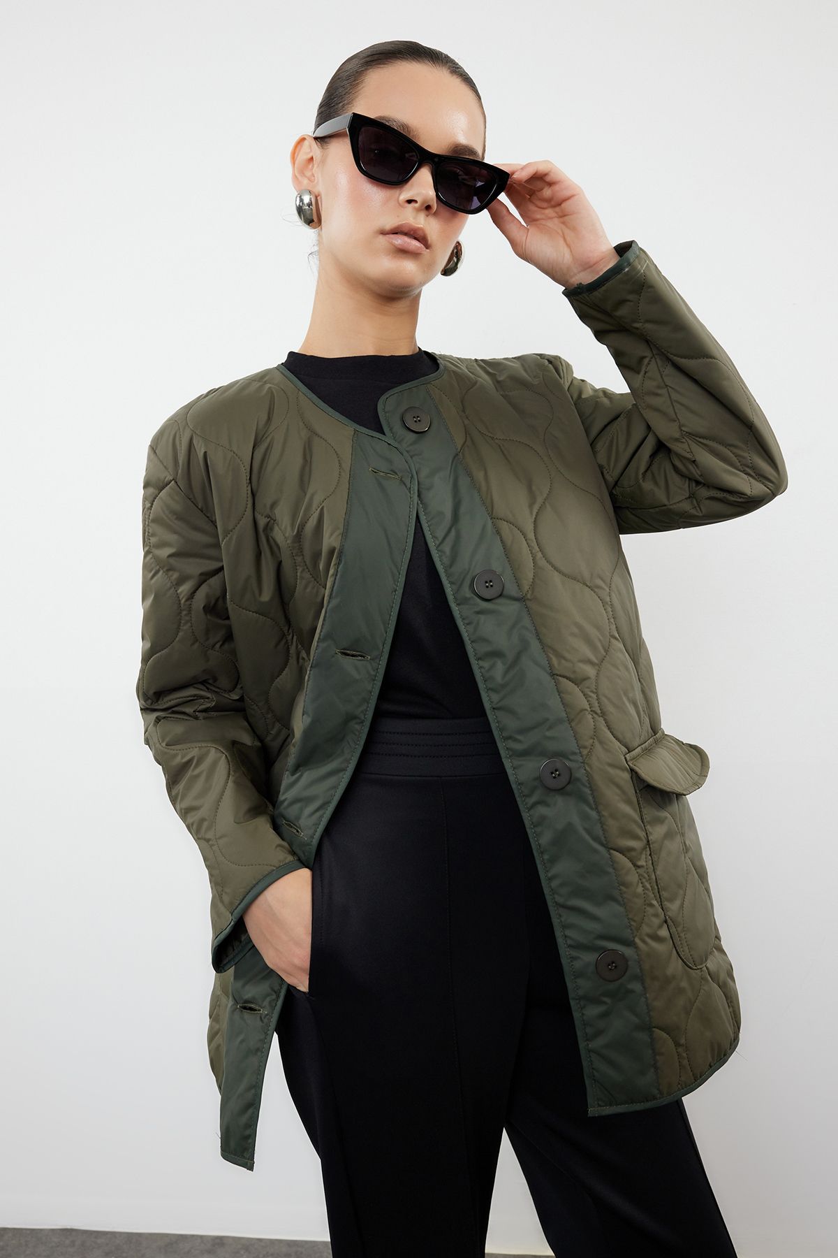 Trendyol Collection-Wodoodporny, pikowany płaszcz w kolorze khaki TWOAW23MO00134 7