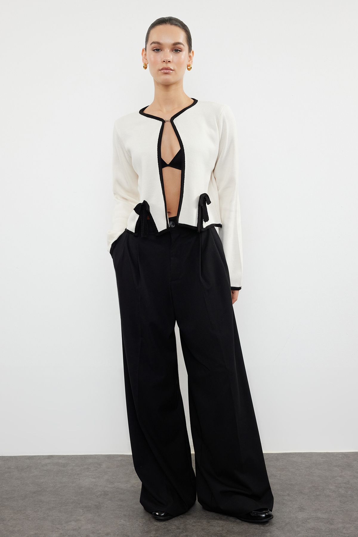 Trendyol Collection-Ecru pletený svetr – stuha a detail mašle, vzhled bundy Twoaw25Hi00067 2