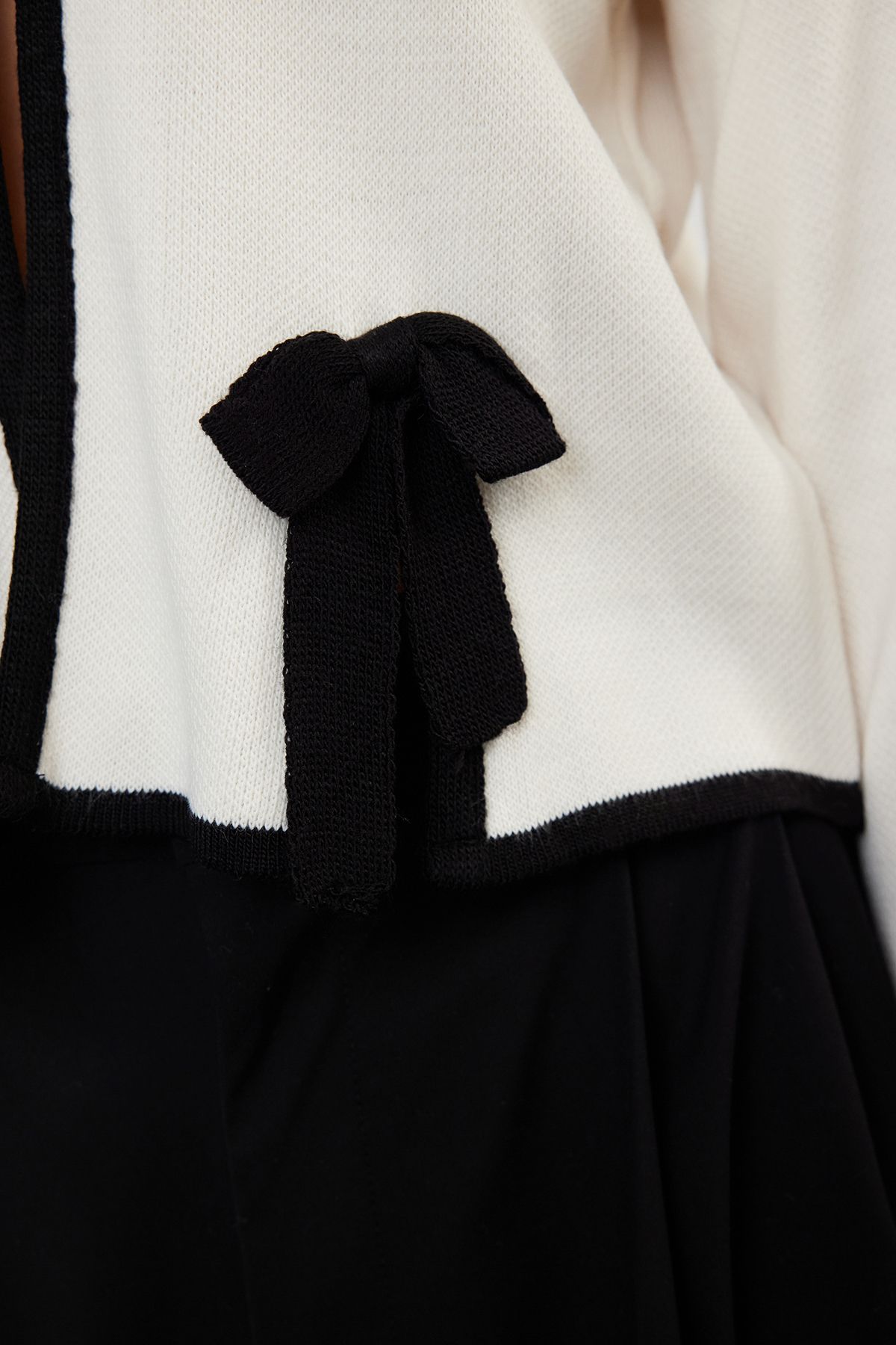 Trendyol Collection-Ecru pletený svetr – stuha a detail mašle, vzhled bundy Twoaw25Hi00067 4