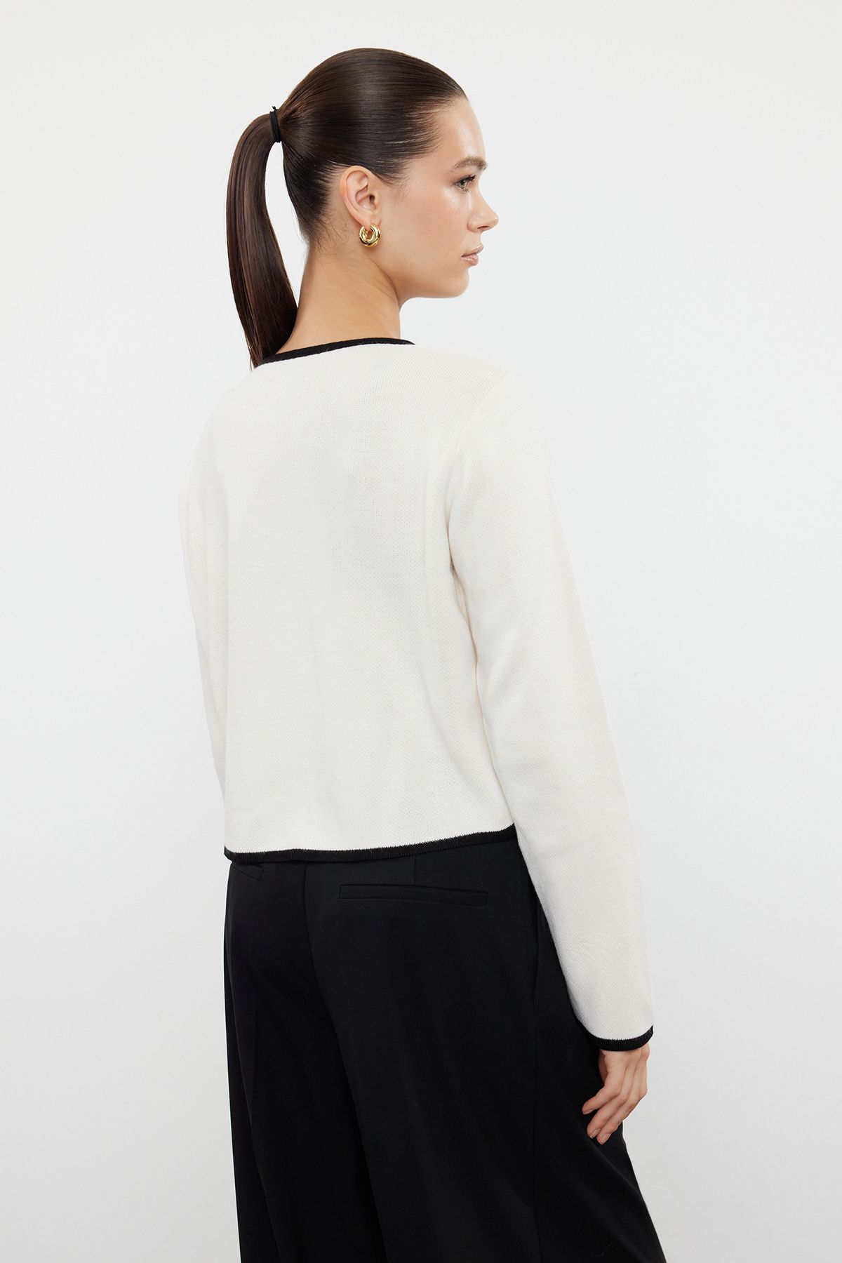 Trendyol Collection-Ecru pletený svetr – stuha a detail mašle, vzhled bundy Twoaw25Hi00067 5