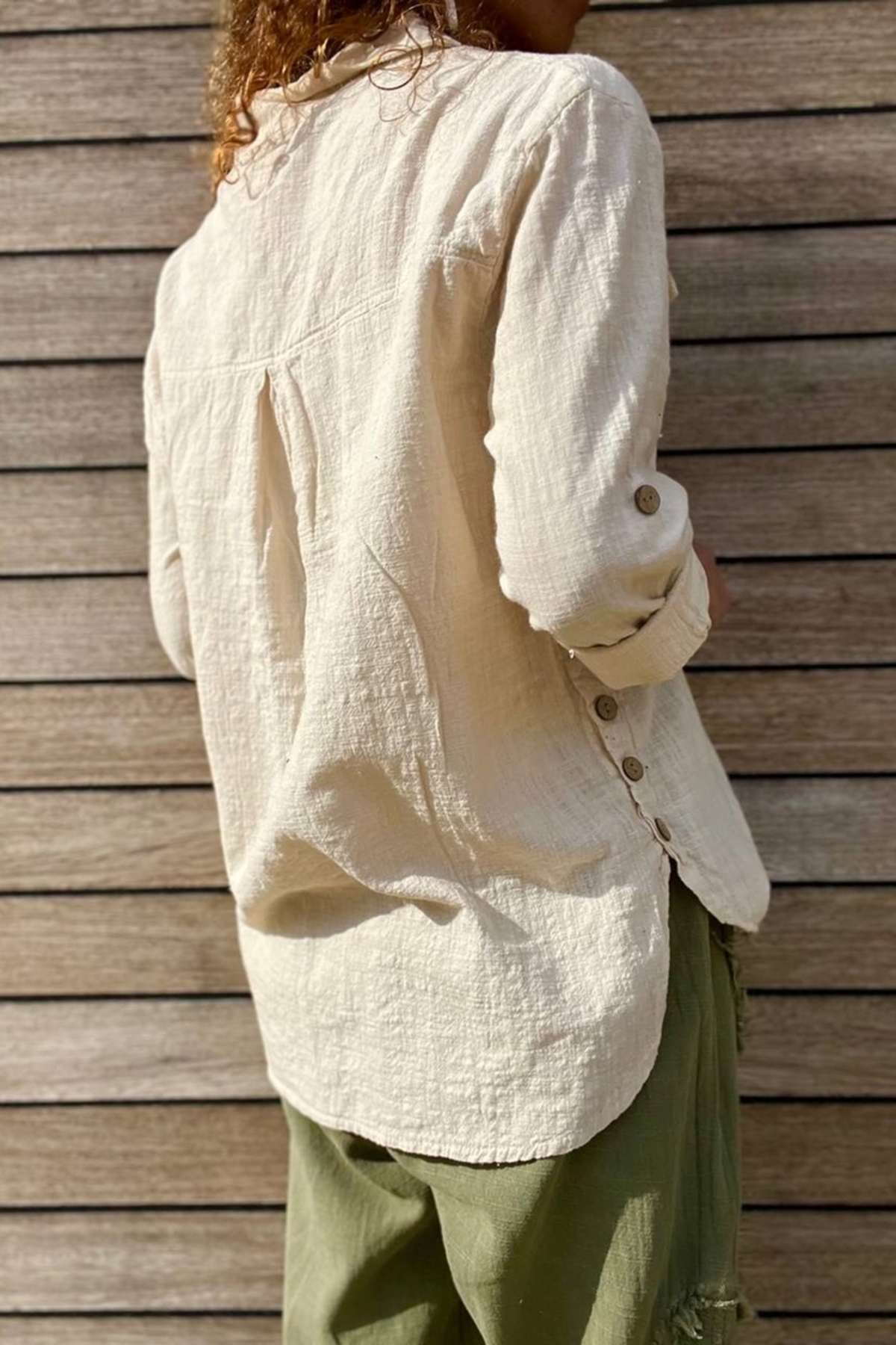 Güneşkızı  Kadın Bej Yıkamalı Keten Yanı Düğmeli Çift Cep Salaş Gömlek Gk-Rsd3013 - Görsel 3