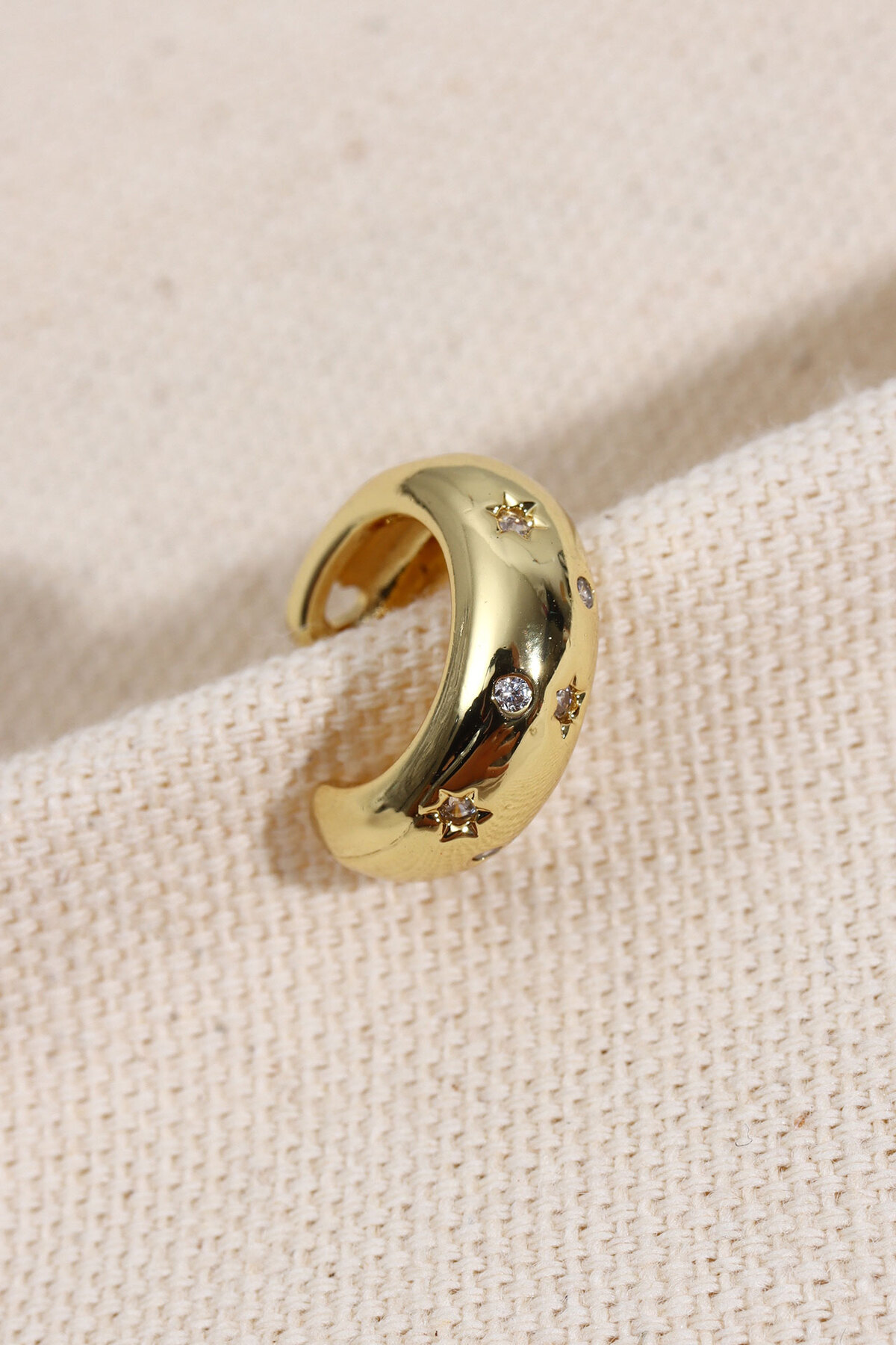 Bombe Model Star Figure Gold Color Cartilage Earrings