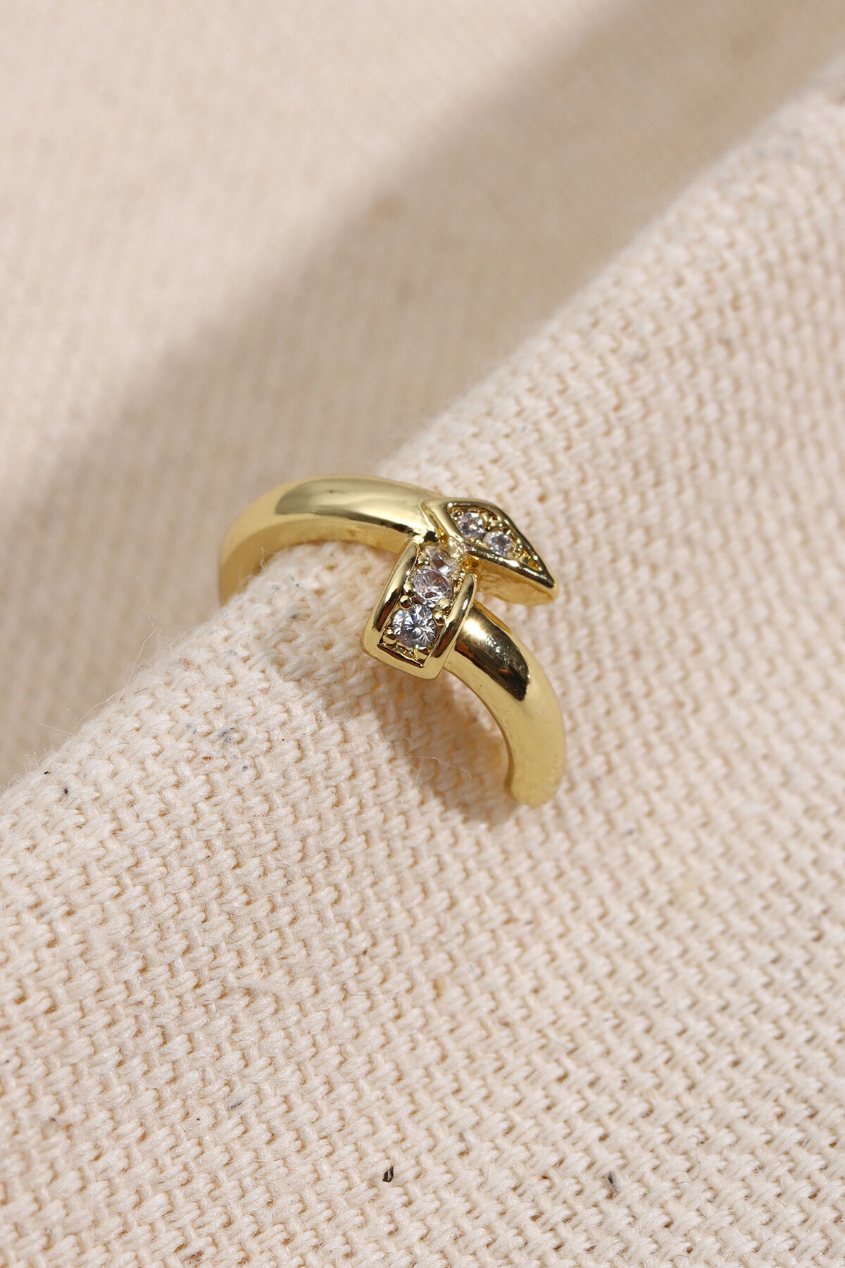 Çivi Model Gold Renk Kıkırdak Küpe