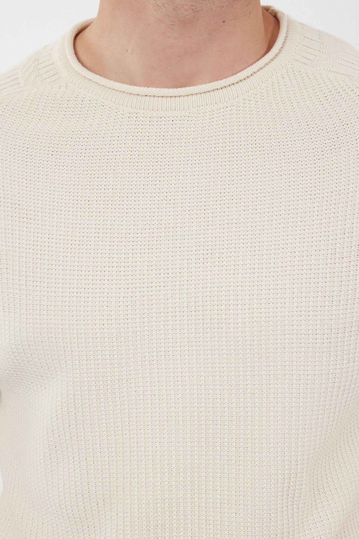 Trendyol Collection-Ecru Crew Neck Slim Fit texturált kötöttáru pulóver - TMNAW22KZ0380 4