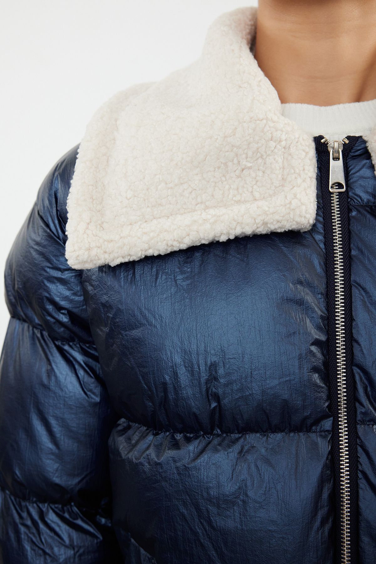 Trendyol Collection-Palton puf albastru bleumarin strălucitor - cu guler de pluș și detaliu curea, hidrofug TWOAW25MO00062 4