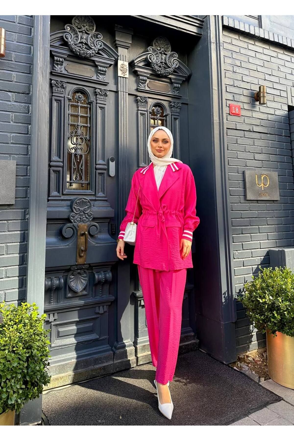 کت و شلوار راه راه با جزئیات فوشیا Levidor