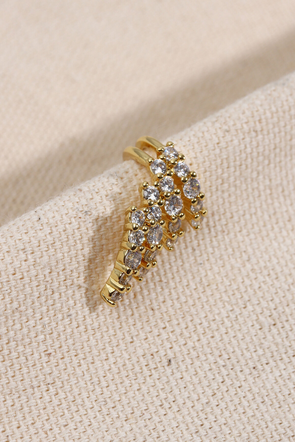 Zircon Taşlı Gold Renk Kıkırdak Küpe