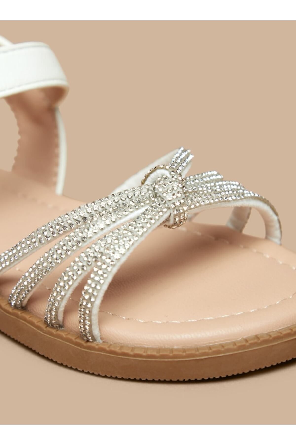 Flora Bella by Shoexpress-صندل مزين بخطاف وحلقة للإغلاق 5