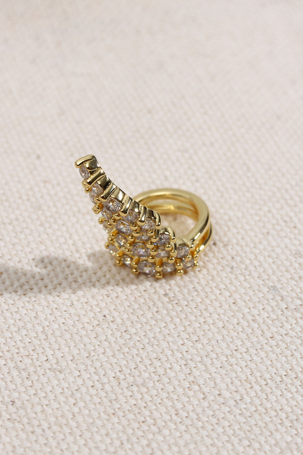 Zircon Taşlı Gold Renk Kıkırdak Küpe 2