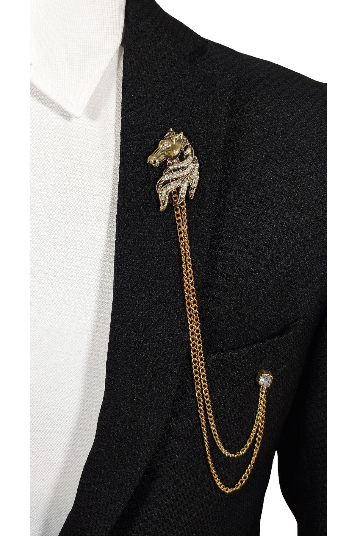 BLC Basic Line Co. At Figürlü Altın Renginde Metal Taşlı Ceket Yaka İğnesi Yaka Zinciri