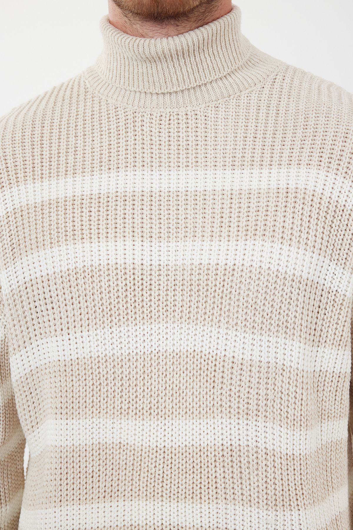 Trendyol Collection-Beige Rollkragenpullover, gestreift, übergroß – TMNAW24KZ00017 5