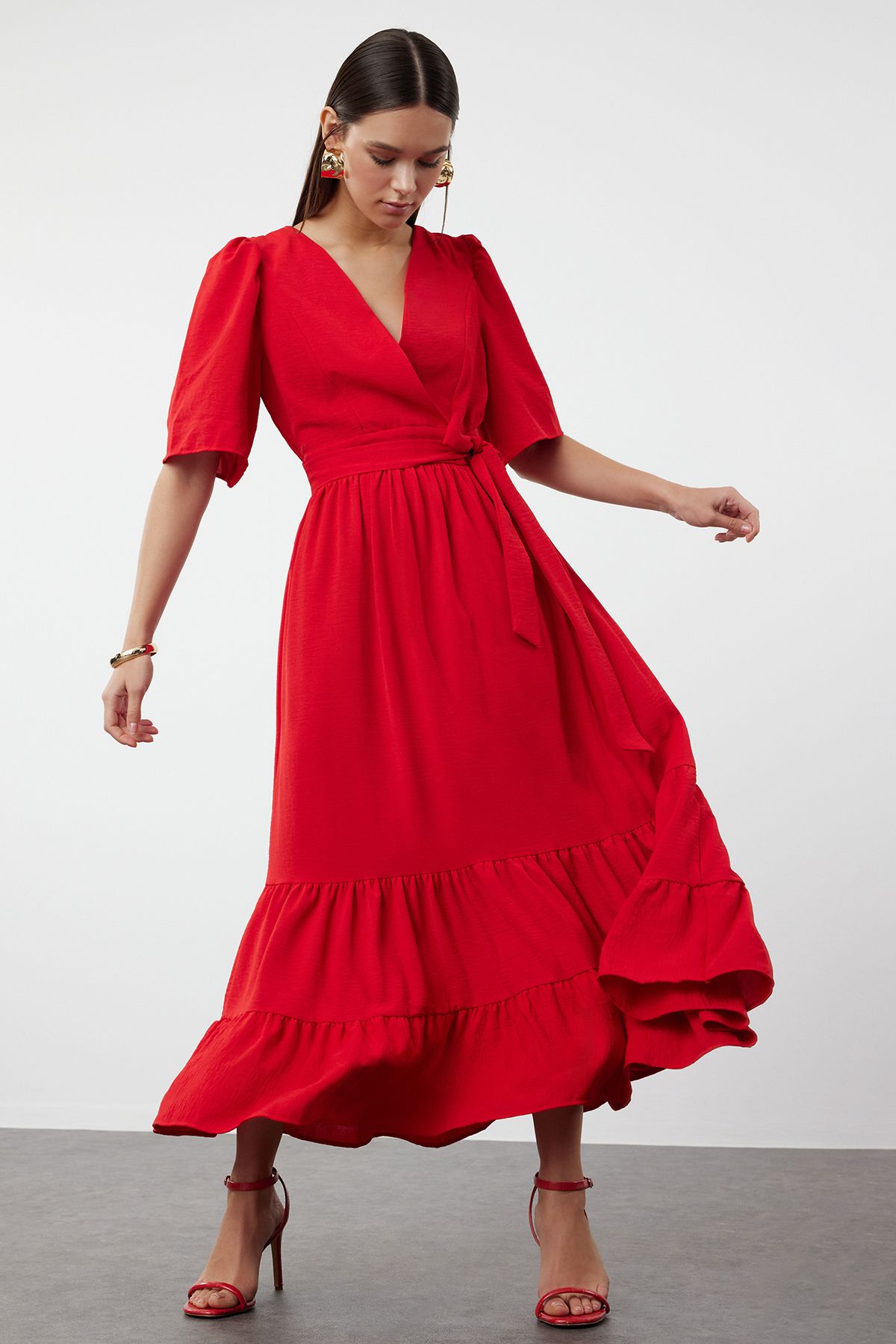 Trendyol Collection Červené midi šaty – s páskem, dvojitý límec a zadní detail, tkané TWOSS23EL02164